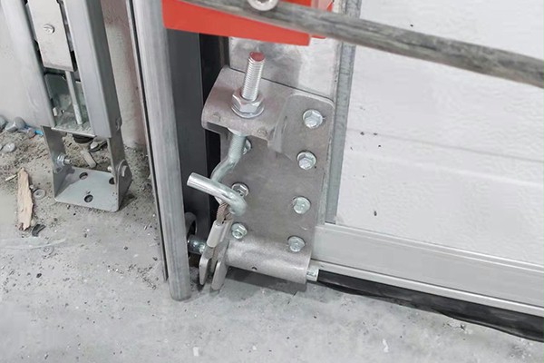 缺少钢丝绳防坠装置 缺少钢丝绳防坠装置