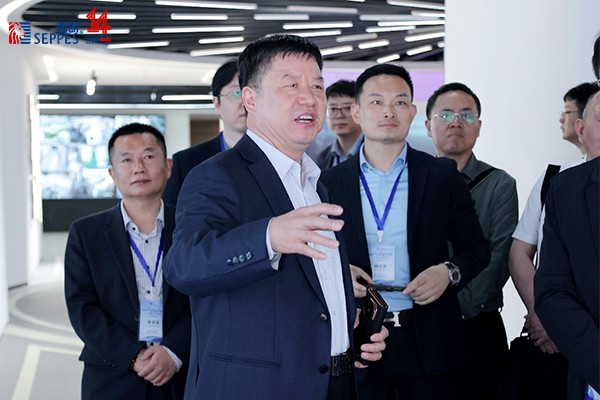 灿勤科技朱田中董事长热情向西朗门业杨元嘉董事长介绍企业发展历程 灿勤科技朱田中董事长热情向西朗门业杨元嘉董事长介绍企业发展历程