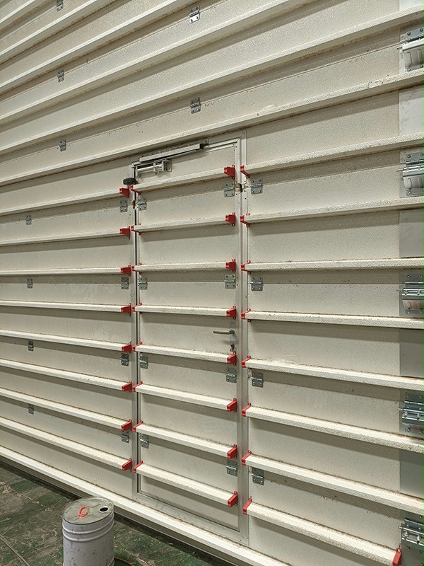 提升门的门中小门 提升门的门中小门