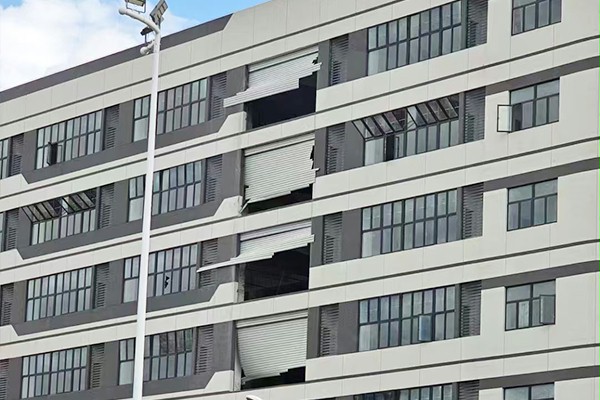 卷帘门被吹出轨道 卷帘门被吹出轨道