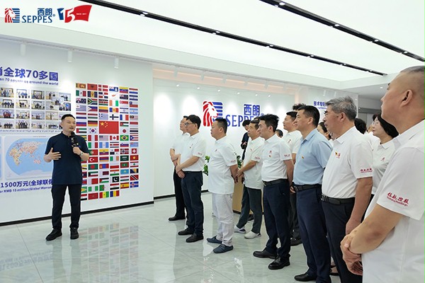 西朗门业党支部书记、董事长杨元嘉为来宾介绍公司发展情况
